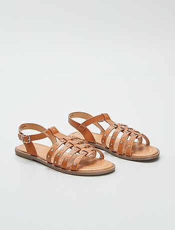 Sandalen met studs op de riempjes
