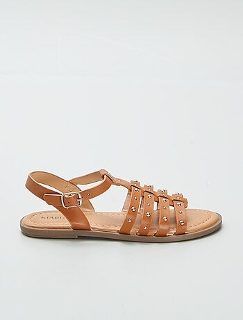 Sandalen met studs op de riempjes