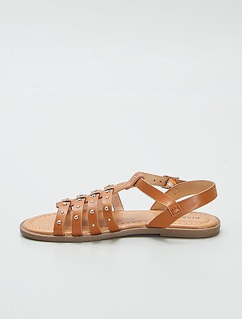 Sandalen met studs op de riempjes