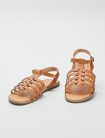 Sandalen met studs op de riempjes