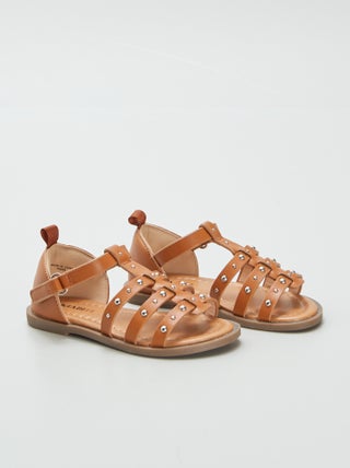 Sandalen met studs op de riempjes