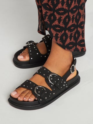 Sandalen met studs op de riempjes