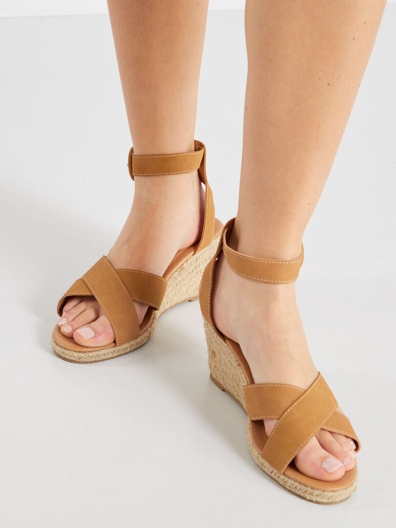 Sandales compensées brun clair - Kiabi