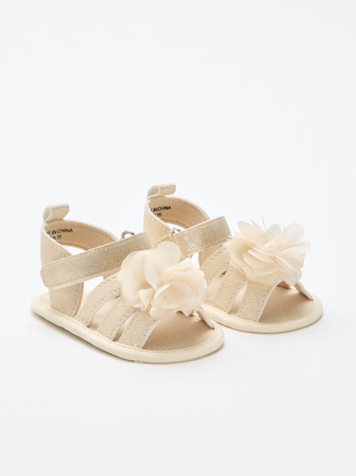 Sandales dorées avec fleur - Kiabi