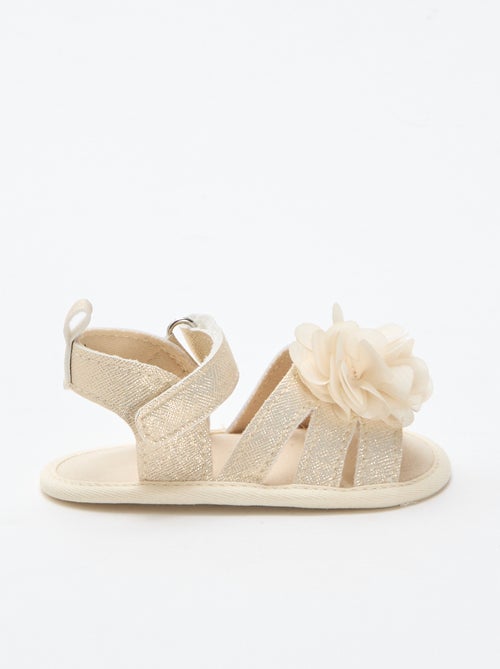 Sandales dorées avec fleur - Kiabi