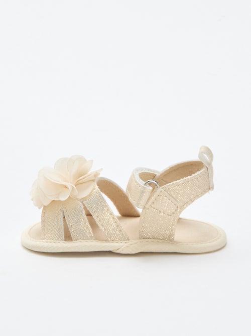 Sandales dorées avec fleur - Kiabi