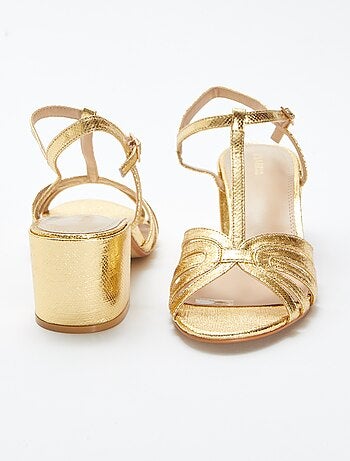 Sandales dorées avec talon carré