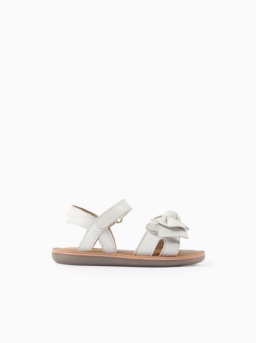 Sandales en cuir avec nœud décoratif - Kiabi Sandales en cuir avec nœud décoratif - Kiabi
