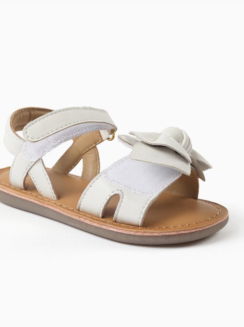 Sandales en cuir avec nœud décoratif - Kiabi Sandales en cuir avec nœud décoratif - Kiabi