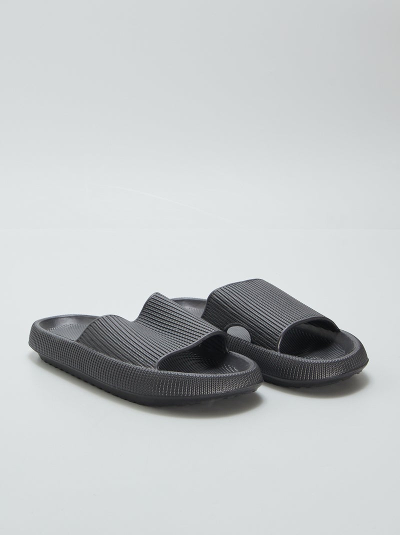 Sandales en plastique moulé noir - Kiabi