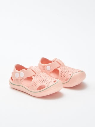 Sandales fermées en plastique moulé