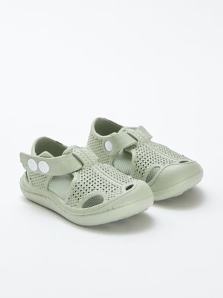 Sandales fermées en plastique moulé