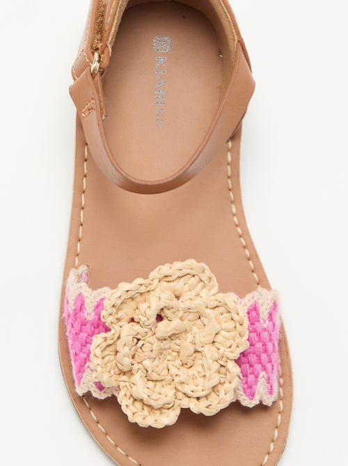 Sandales plates avec fleurs fantaisies - Kiabi