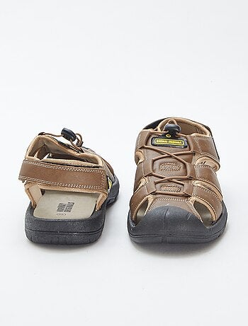 Sandales type sport réglables par scratchs et élastiques