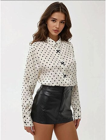 Satijnen blouse met stippen en knopen