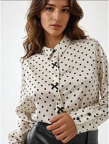 Satijnen blouse met stippen en knopen