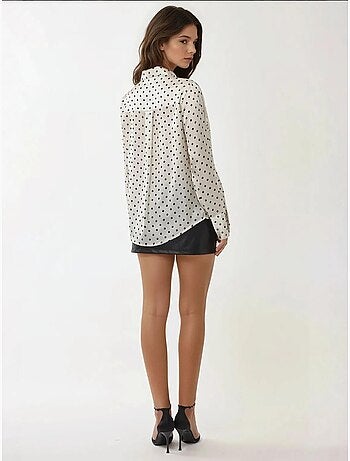 Satijnen blouse met stippen en knopen