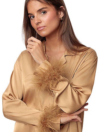 Satijnen pyjama met afneembaar overhemd en veren broek plumas marabu luxe