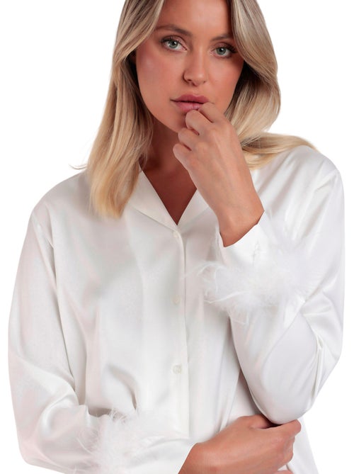 Satijnen pyjama met afneembaar overhemd en veren broek plumas marabu luxe - Kiabi Satijnen pyjama met afneembaar overhemd en veren broek plumas marabu luxe - Kiabi