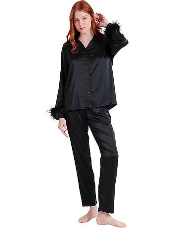 Satijnen pyjama met afneembaar overhemd en veren broek plumas marabu luxe