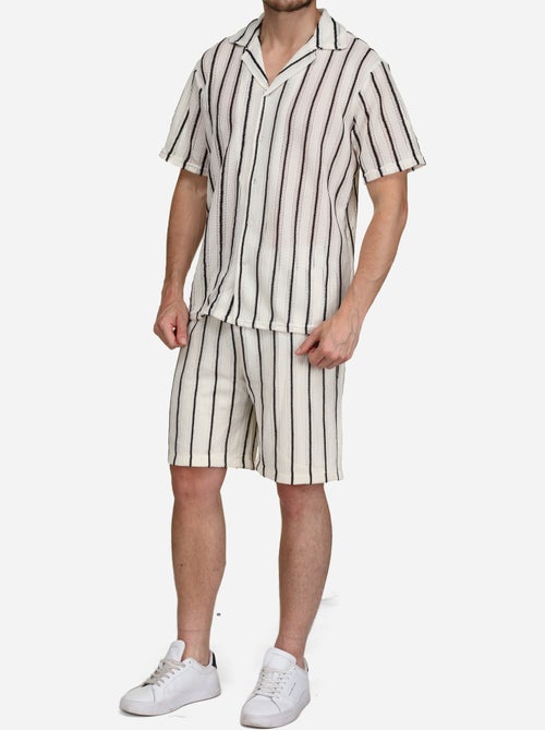 Set bestaande uit een gestreept overhemd en een gestreepte korte broek - Frilivin - Kiabi Set bestaande uit een gestreept overhemd en een gestreepte korte broek - Frilivin - Kiabi