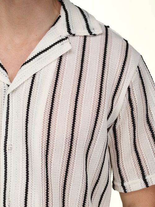 Set bestaande uit een gestreept overhemd en een gestreepte korte broek - Frilivin - Kiabi Set bestaande uit een gestreept overhemd en een gestreepte korte broek - Frilivin - Kiabi