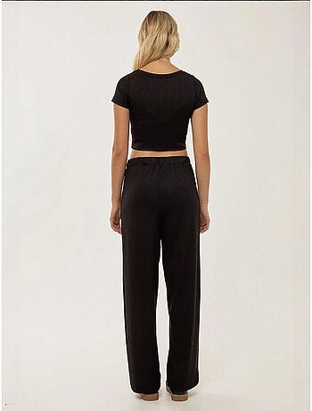 Set van gebreide crop top en elastische broek met riem