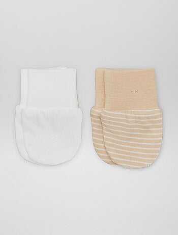 Setje met 2 paar babywantjes om krabwondjes te voorkomen
