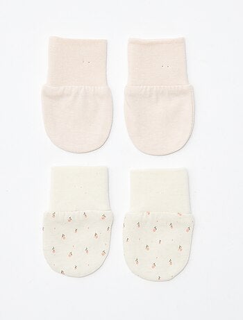 Setje met 2 paar babywantjes om krabwondjes te voorkomen