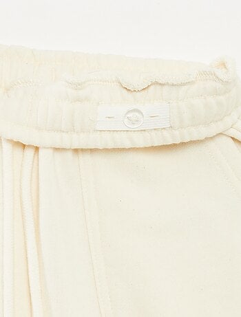 Short à grandes poches