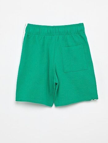 Short ample avec lignes contrastées sur les côtés
