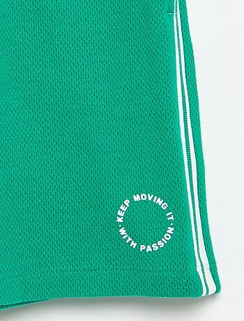 Short ample avec lignes contrastées sur les côtés