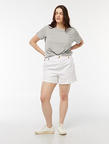 Short avec boutons dorés