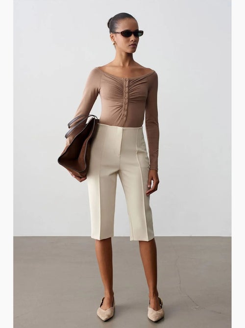Short capri droit taille haute avec fente dilvin - Kiabi Short capri droit taille haute avec fente dilvin - Kiabi