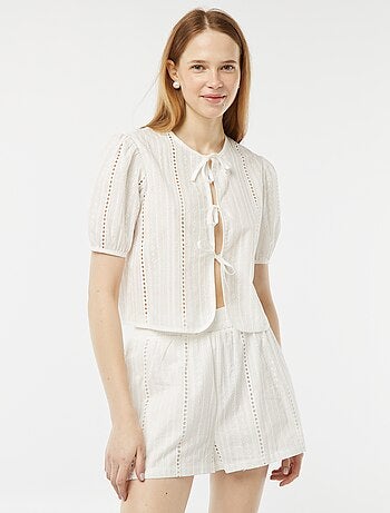 Short court avec broderies et maille ajourée