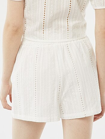 Short court avec broderies et maille ajourée