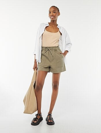 Short court en denim avec grandes poches plaquées