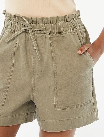 Short court en denim avec grandes poches plaquées