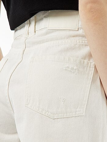 Short court en jean avec abrasions et finitions à cru