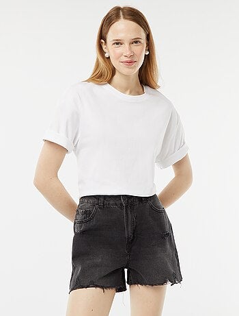 Short court en jean avec abrasions et finitions à cru