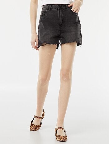 Short court en jean avec abrasions et finitions à cru