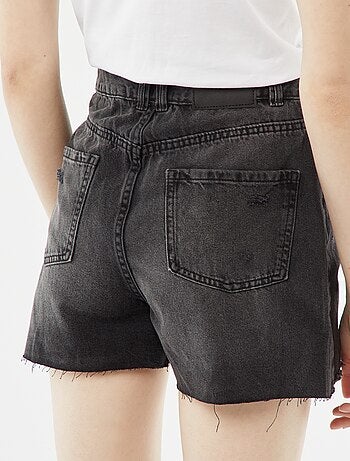 Short court en jean avec abrasions et finitions à cru