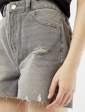 Short court en jean avec abrasions et finitions à cru