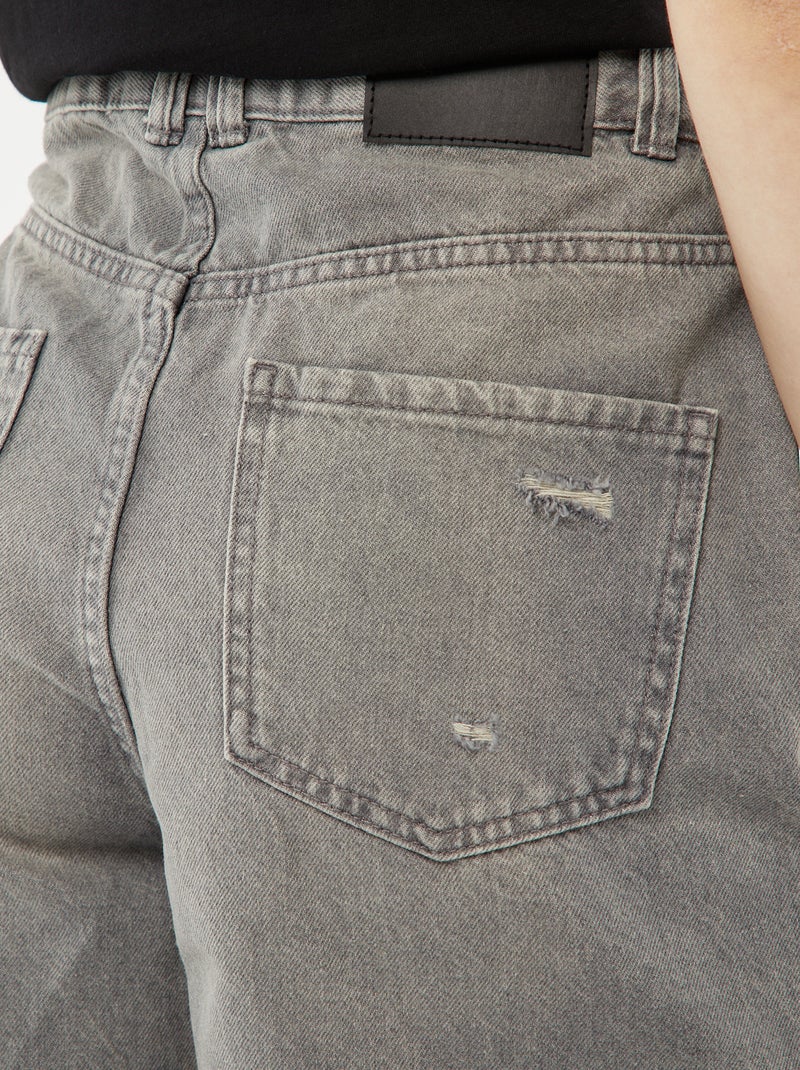 Short court en jean avec abrasions et finitions à cru Gris - Kiabi