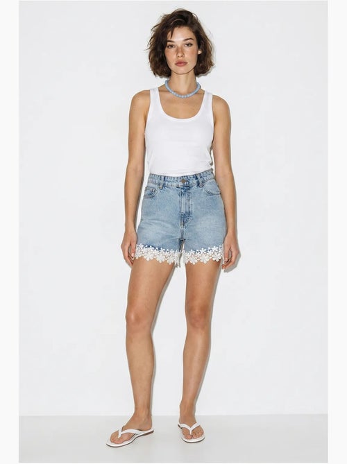 Short en denim de coton taille haute avec dentelle lucci - Kiabi Short en denim de coton taille haute avec dentelle lucci - Kiabi