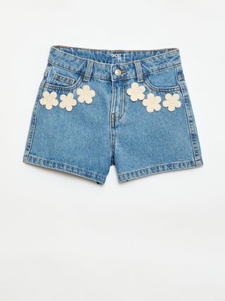 Short en jean avec broderies
