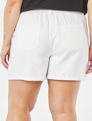 Short en jean uni avec ceinture