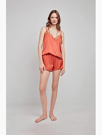 Short en tissu satiné et détails en dentelle