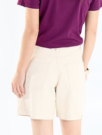 Short met korte snit en fantasie stiksels