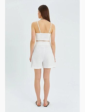 Short taille haute à ceinture et fente sur le devant mixray